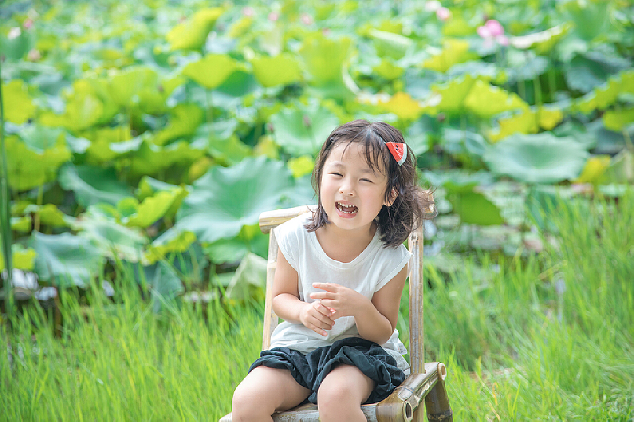 一个孩子在花园里吃西瓜图片下载 - 觅知网