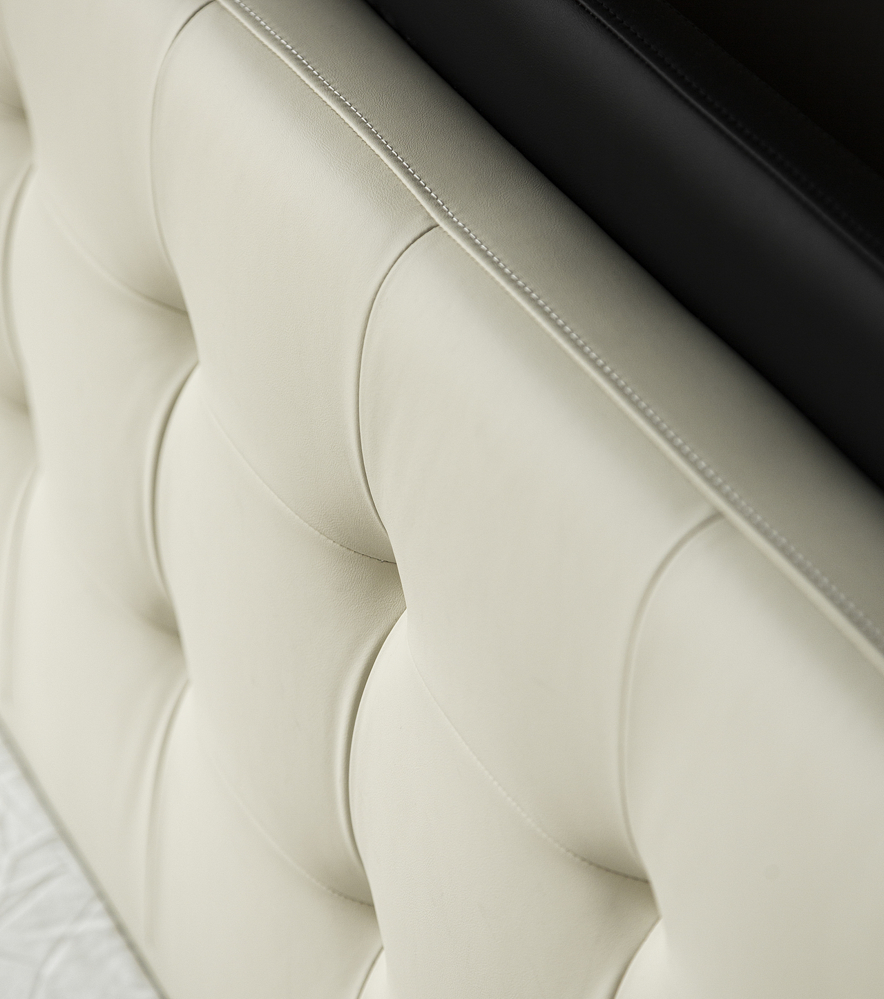 舒适软包床头 双层柔软填充设计
<br>软包采用9公分海绵+丝绵填充,厚实靠感,倚靠舒适。<br>靠包背框同样采用舒适海绵填充,头部倚靠也很舒服。