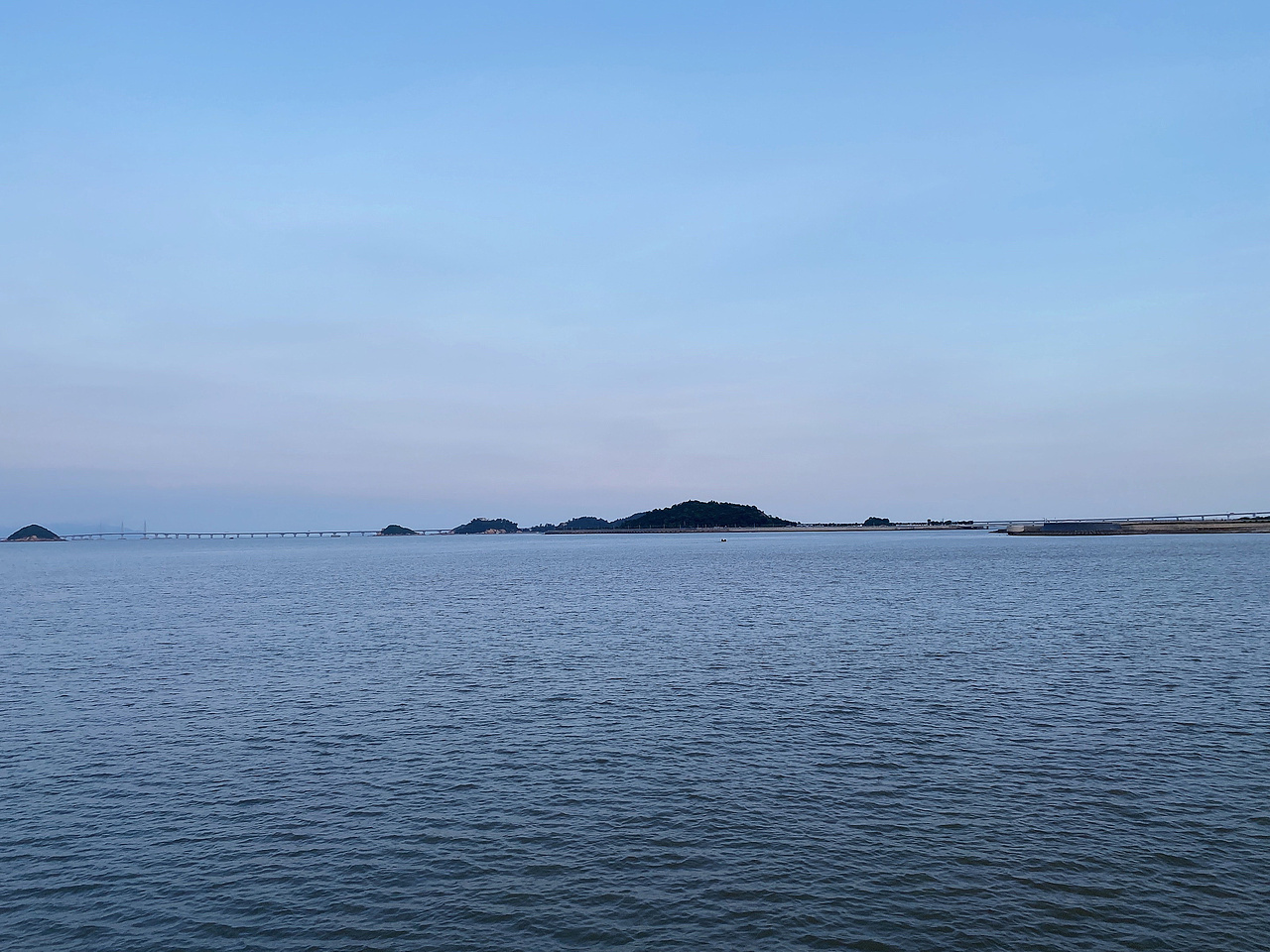 到了九月，大海就会褪去颜色