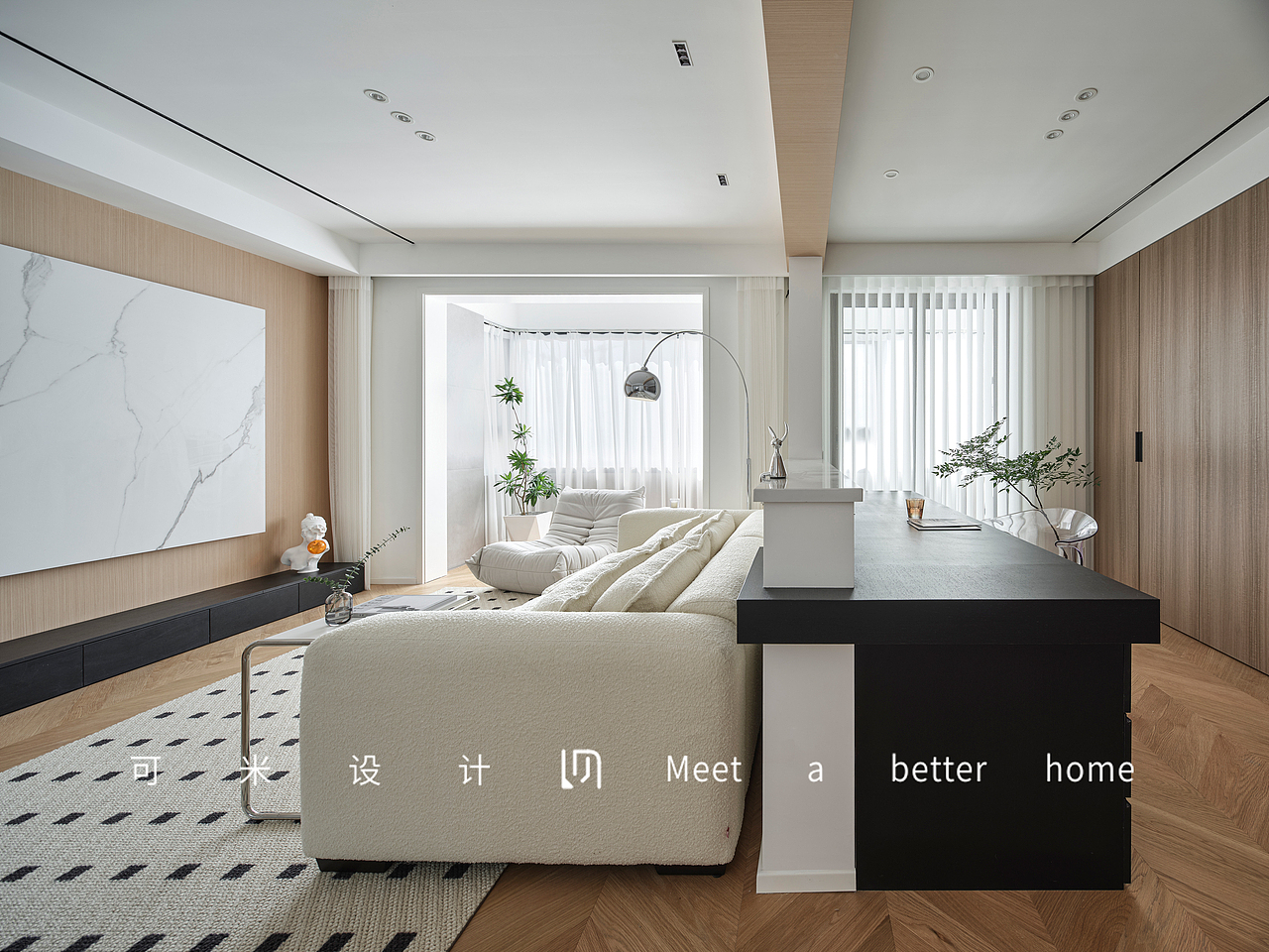 客厅与书房之间的原墙体掏空之后留半墙,设计了开放式书房,房梁和台面