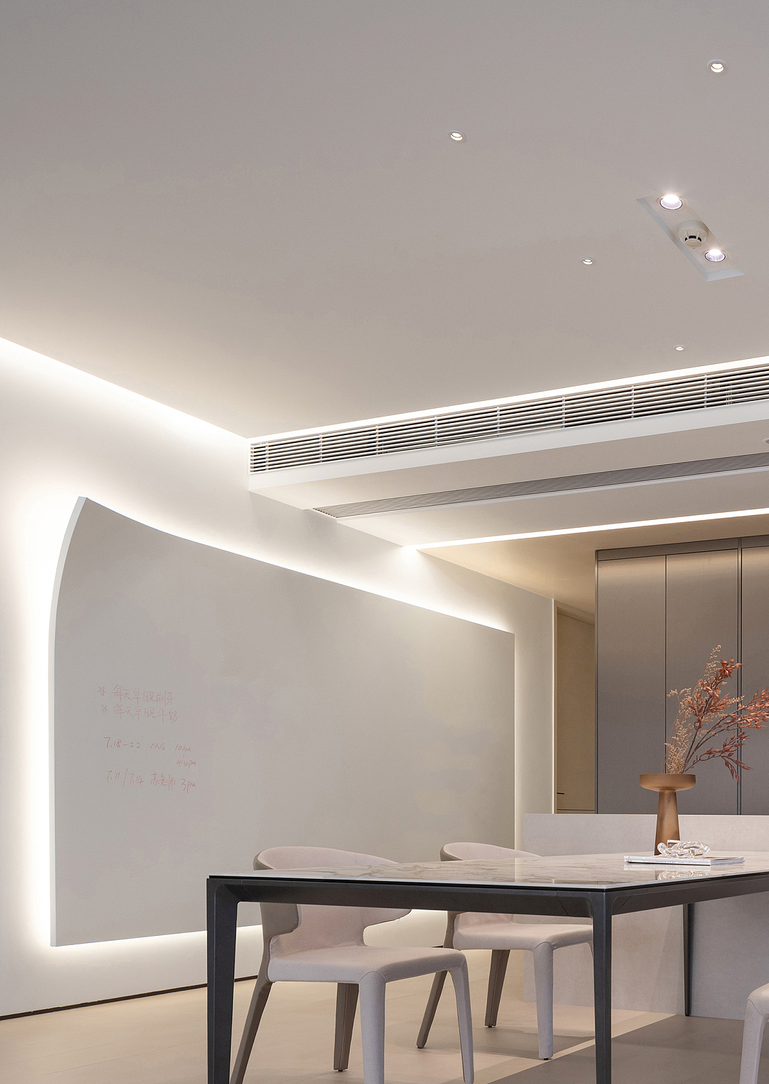 西厨和公卫在整个房子中心,形成了环形走廊。这正是此次平面布局的设计核心,从表面看像是浪费了走廊面积,但实际上却换来了更高的生活效率,节约了时间,心情愉悦,便会增加家人之间的和谐关系。用面积换效率,这是一次非常成功的尝试。