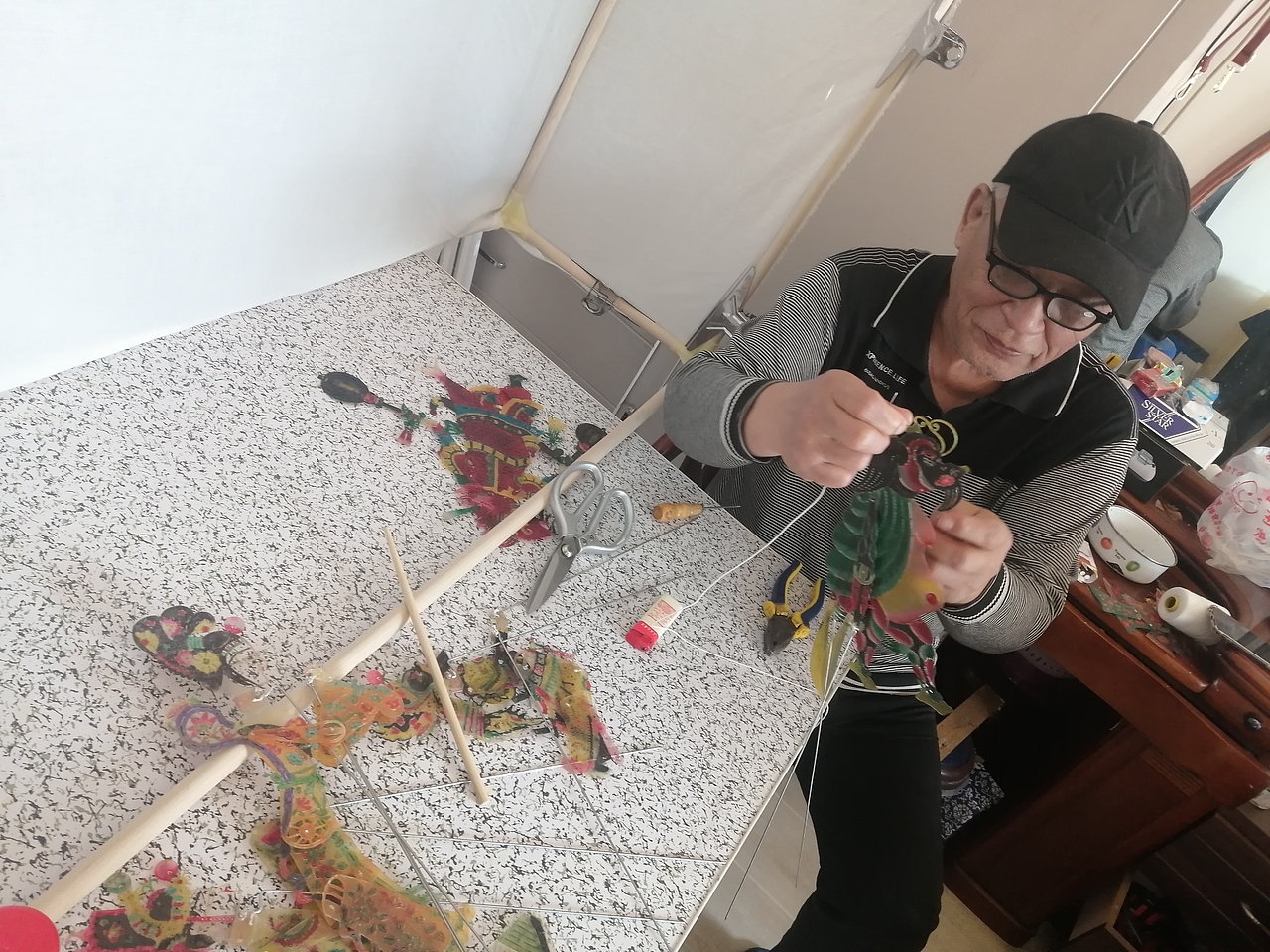 抚顺皮影戏纪实摄影耿焕义 杜文华 崔春兰 李雪 谷小松（图ZMzQxMTU2OTA4） - 人文/纪实摄影 - 站酷设计师谷小松原创素材 - 站酷ZCOOL