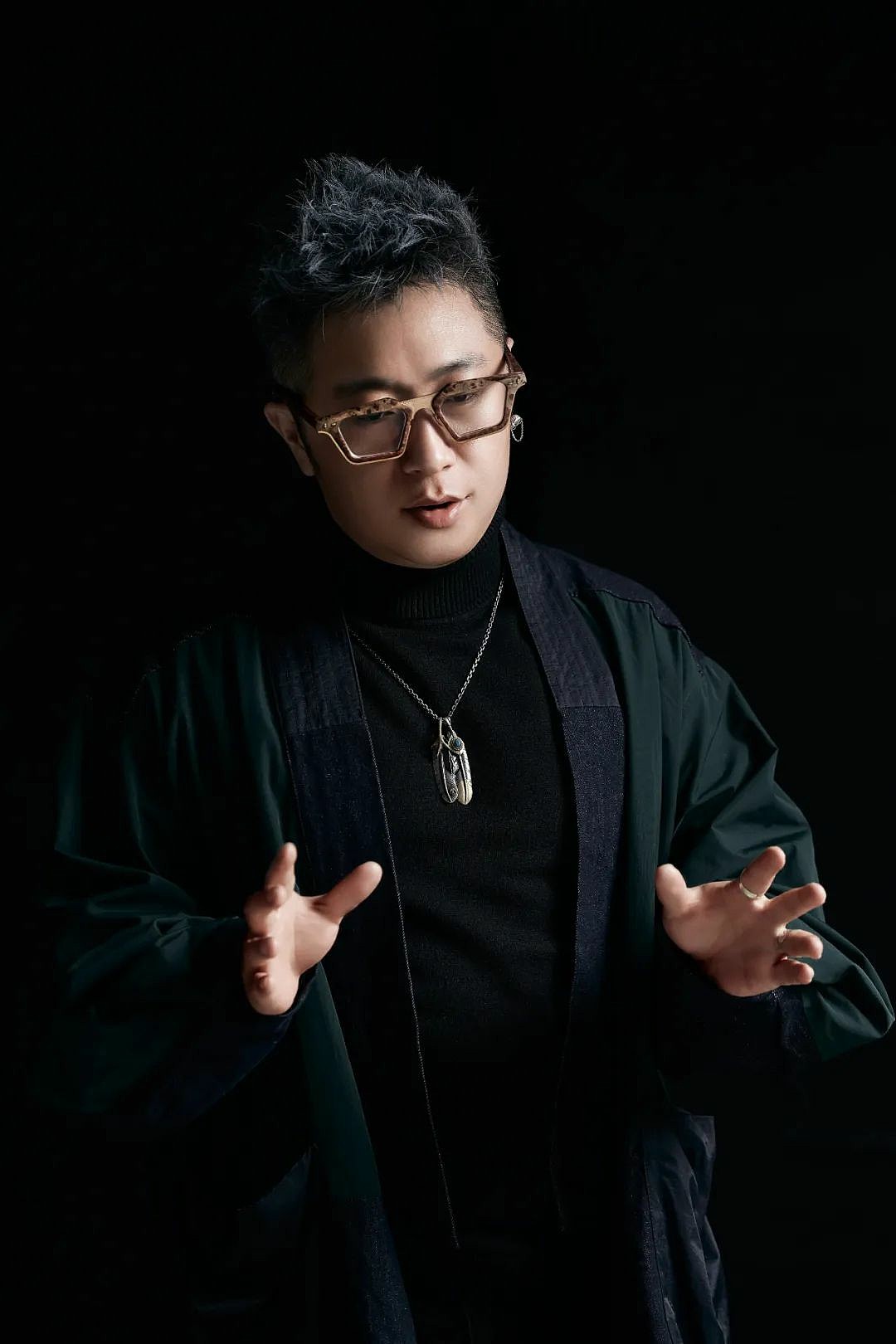 李明锋
<br>中国建筑装饰协会设计委员会副主任委员<br><br>国际建筑装饰室内协会高级室内设计师<br><br>亚太设计师联盟专业会员<br><br>亚太空间设计师协会会员 <br><br>美国CRAZY DESIGN(疯狂设计)事务所创始人<br><br>品鉴文化创意产业园创始人<br><br>弘泽拓展装饰工程有限公司创始人