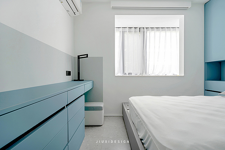 床尾设计一组长2600mm的多功能柜,1m作为梳妆台方便女主人日常进行妆发。1.6m抽屉柜,满足物品分类存放,不浪费任何收纳空间。