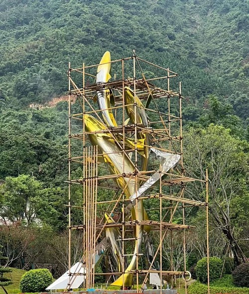 龙岩广场不锈钢电镀雕塑 10米金色渐变鱼跃水面雕塑