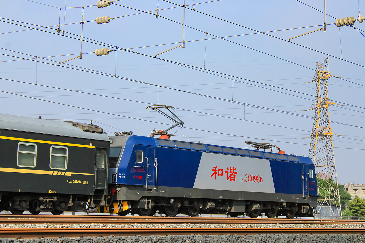 由峨眉开往青岛的客车K206次绿皮火车。
因成都站与2022年10月进行改造,大部分车次由成都站始发终到的车改为成都西始发终到后,由于运力原因,该车次延伸至峨眉站始发终到。<br>本务由为和谐电3C型电力机车,局段配属为武局襄段,车号为986号。<br>K208/205、K206/207次列车是中国铁路济南局集团有限公司运行于山东省青岛市至四川省峨眉山市之间的快速列车,自2022年10月11日起开行 ,现由青岛客运段负责客运业务。列车使用25G型客车,经胶济客运专线、京沪铁路、陇海铁路、焦柳铁路、襄渝铁路、阳安铁路、宝成铁路、成昆铁路复线运行,途经山东省、江苏省、河南省、湖北省、陕西省、四川省六省,全程2838千米。其中青岛站至峨眉站运行39小时38分,使用车次为K208/205次;峨眉站至青岛站运行43小时33分 ,使用车次为K206/207次。<br>列车本务后挂25G行李车,车号为207214号。