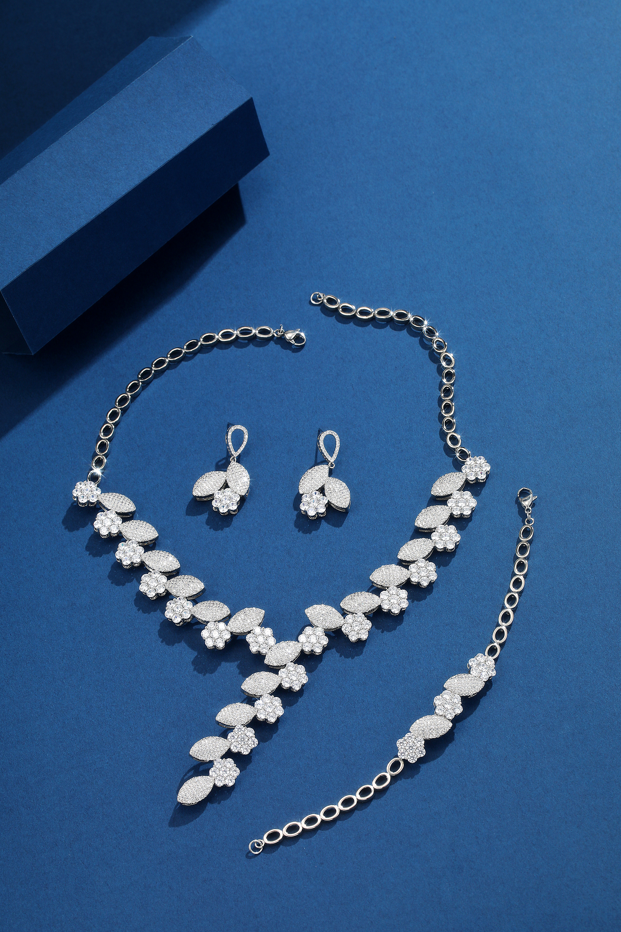 蓝底 首饰摄影 钻石套装  项链 耳钉 手镯