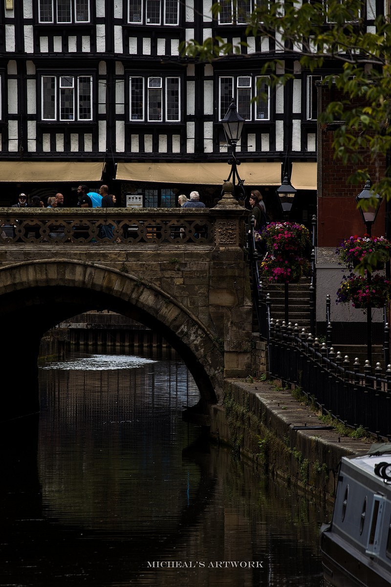 老式建筑搭配老式桥型,加上一些老年人,可以看出这个小镇很偏门了hhh~