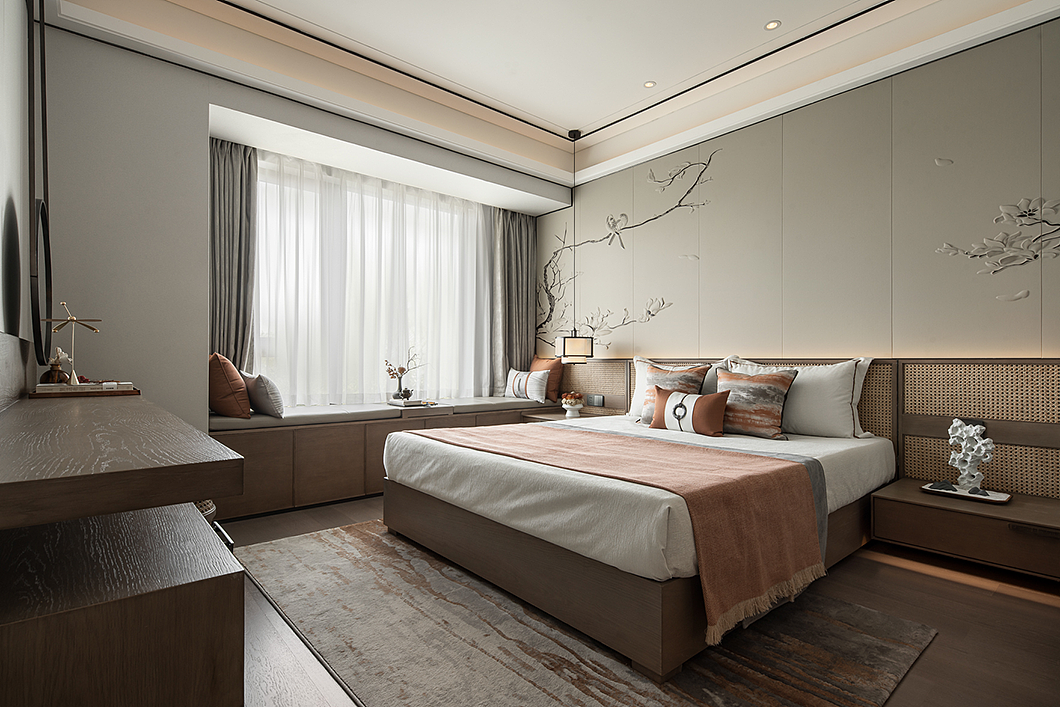 主卧则是用“方”的元素来展现东方美学的儒雅,随处可见的方,是东方美学的尺度与组合,是传统工艺的匠心精神,背景墙采用的是藤编工艺,糅合了当代审美与传统元素,展现出了它独有的审美与艺术,浅色调、素色亚麻、榫卯的斗柜,无一不是在向传统中式文化的致敬。
<br>