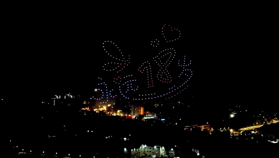 18岁的生日礼物无人机表演祝福灯光秀