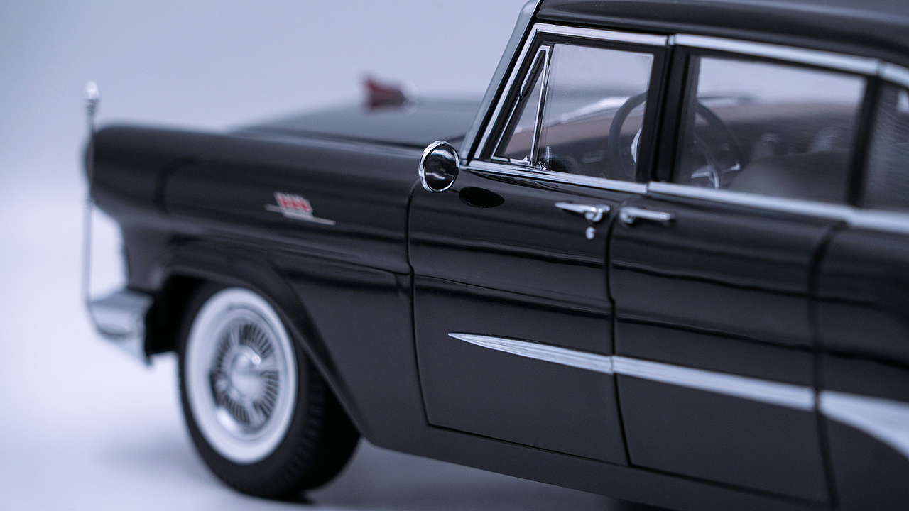 红旗CA72 1:18 世纪龙