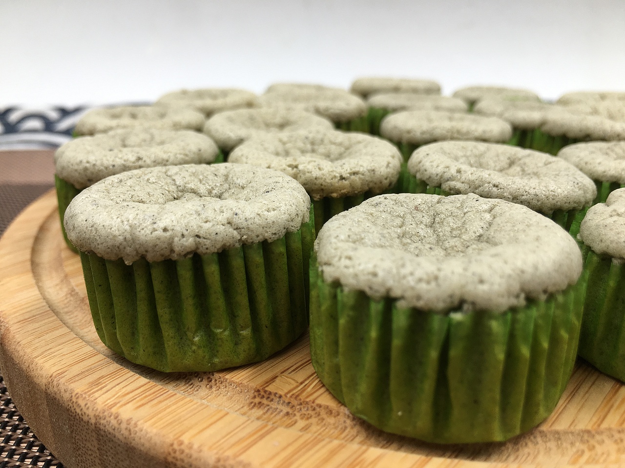 黑芝麻糊迷你蛋糕,细腻与香交融,散发着诱人的香气。