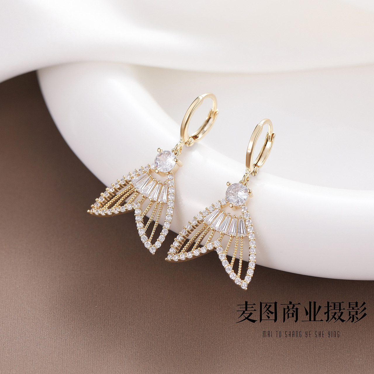 饰品拍摄 小众饰品耳饰静物平铺拍摄珠宝饰品静物拍照（图ZMzY5NzczNzY0） - 产品摄影 - 站酷设计师义乌麦图摄影官网原创素材 - 站酷ZCOOL