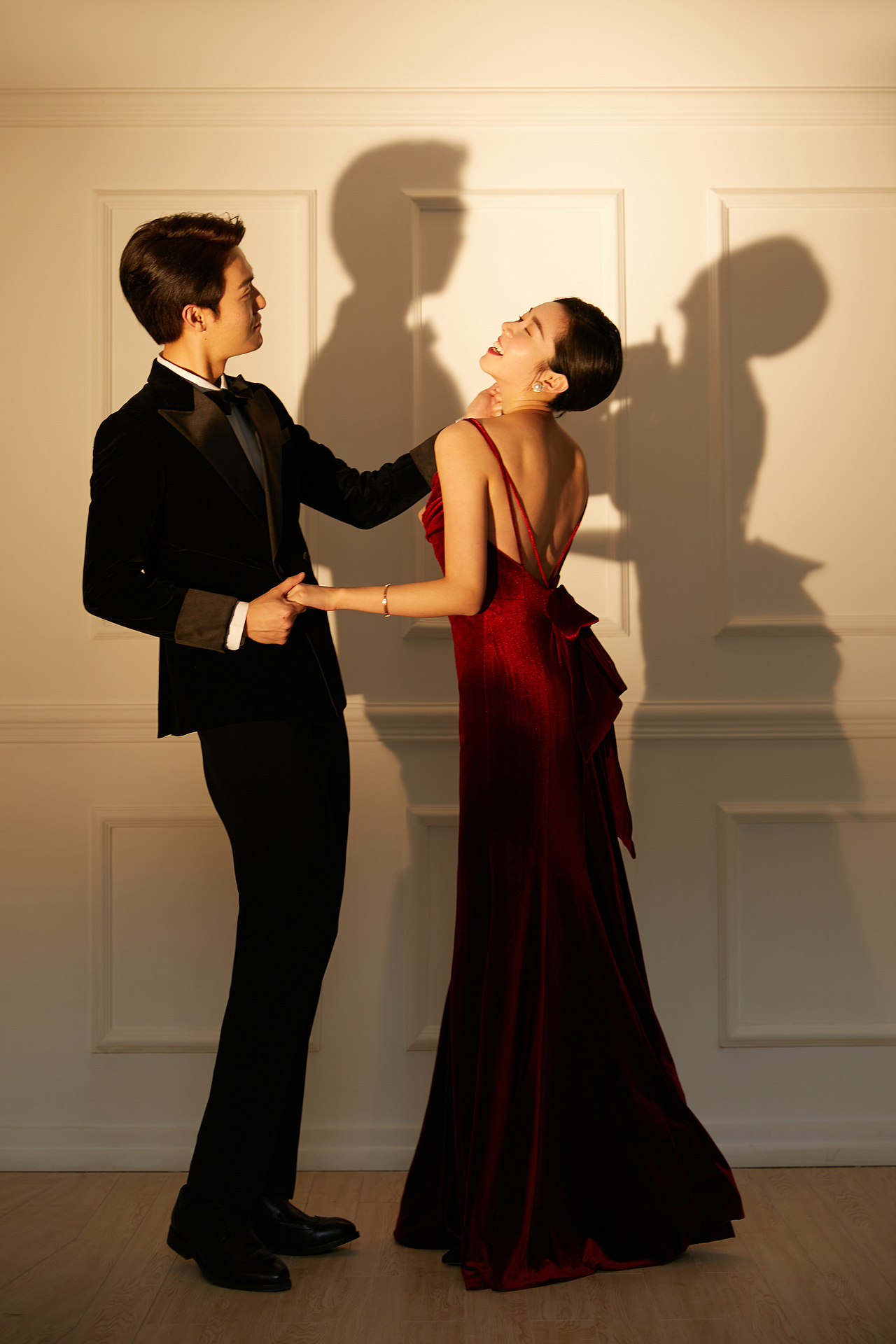 你望向我的眼神如此明亮，比平日里更甜更甜