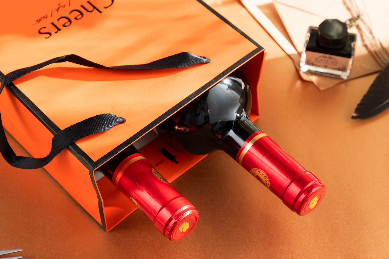 產(chǎn)品攝影 紅酒包裝拍攝 葡萄酒盒 手提袋（圖ZMzU0NzAzMzY4） - 產(chǎn)品攝影 - 站酷設(shè)計師伍壹柒攝影工作室原創(chuàng)素材 - 站酷ZCOOL