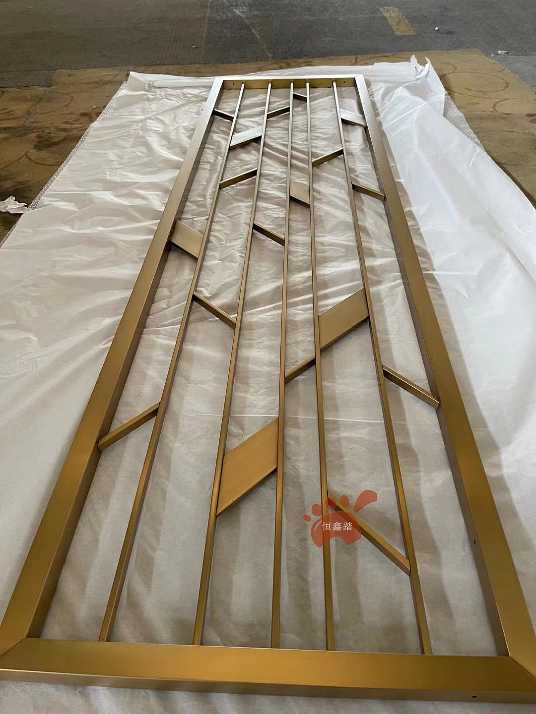 简易轻奢风不锈钢拉丝钛金屏风隔断