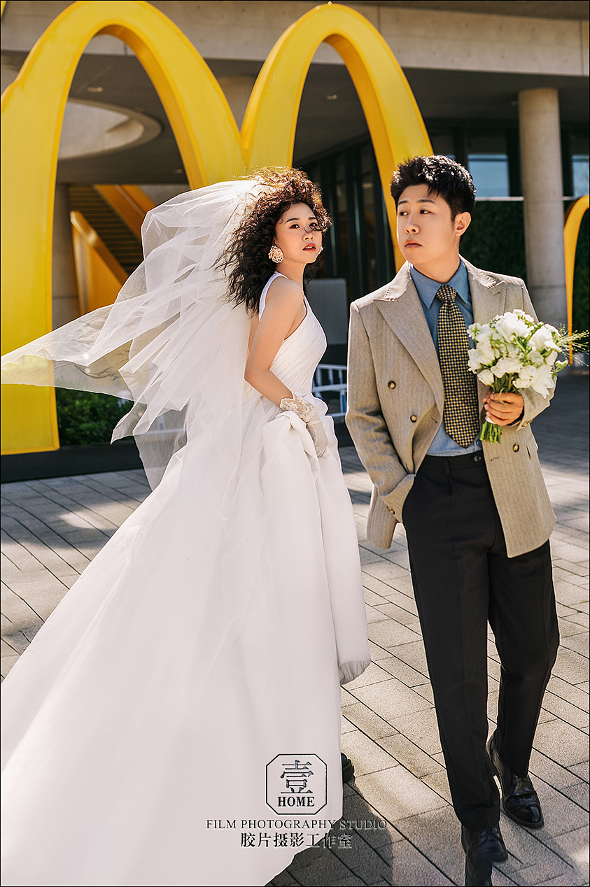 哇噻!这竟然是在麦当劳拍的婚纱照