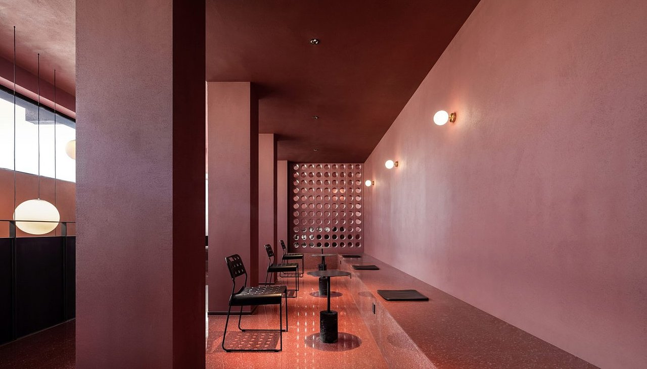 挑空区域的构建,消除了楼层之间的隔绝,加强了上下层的交互性,同时也巧妙的将二层的自然光引入相对封闭的一层。对应设置的吧台,是一层空间的中心,高处倾撒下的光,会在不同时段给吧台区域带来变化,也使访客产生不同的情绪感受与联想。酒吧的一层除访客小酌,主要支持动线来往,而二层则是相对沉浸的、可停留长饮的区域。