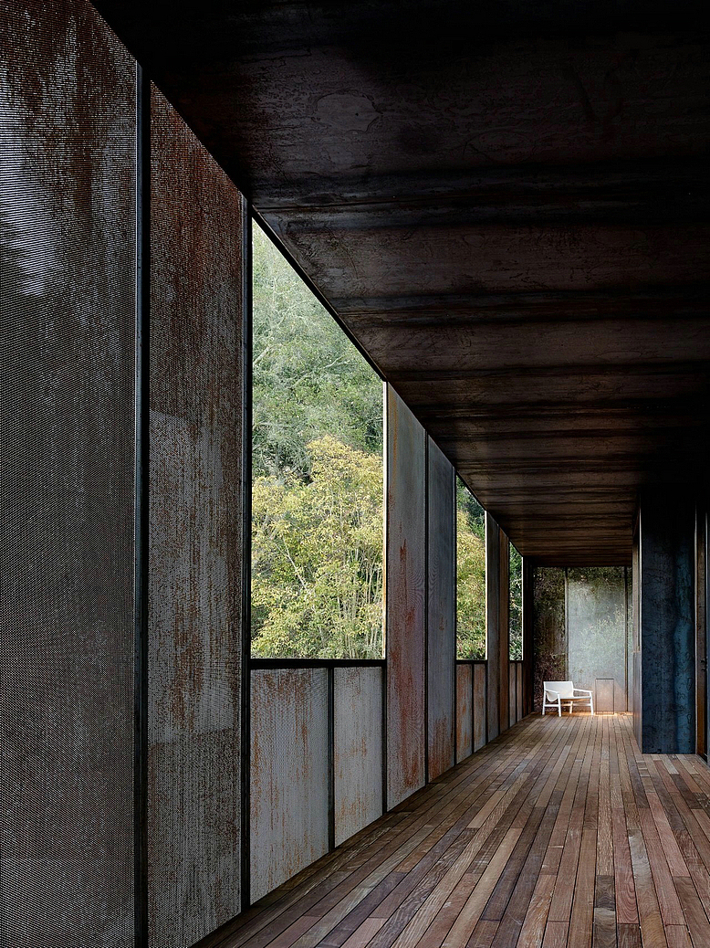 “钢筋铁骨”下的一丝柔情  Greg Faulkner