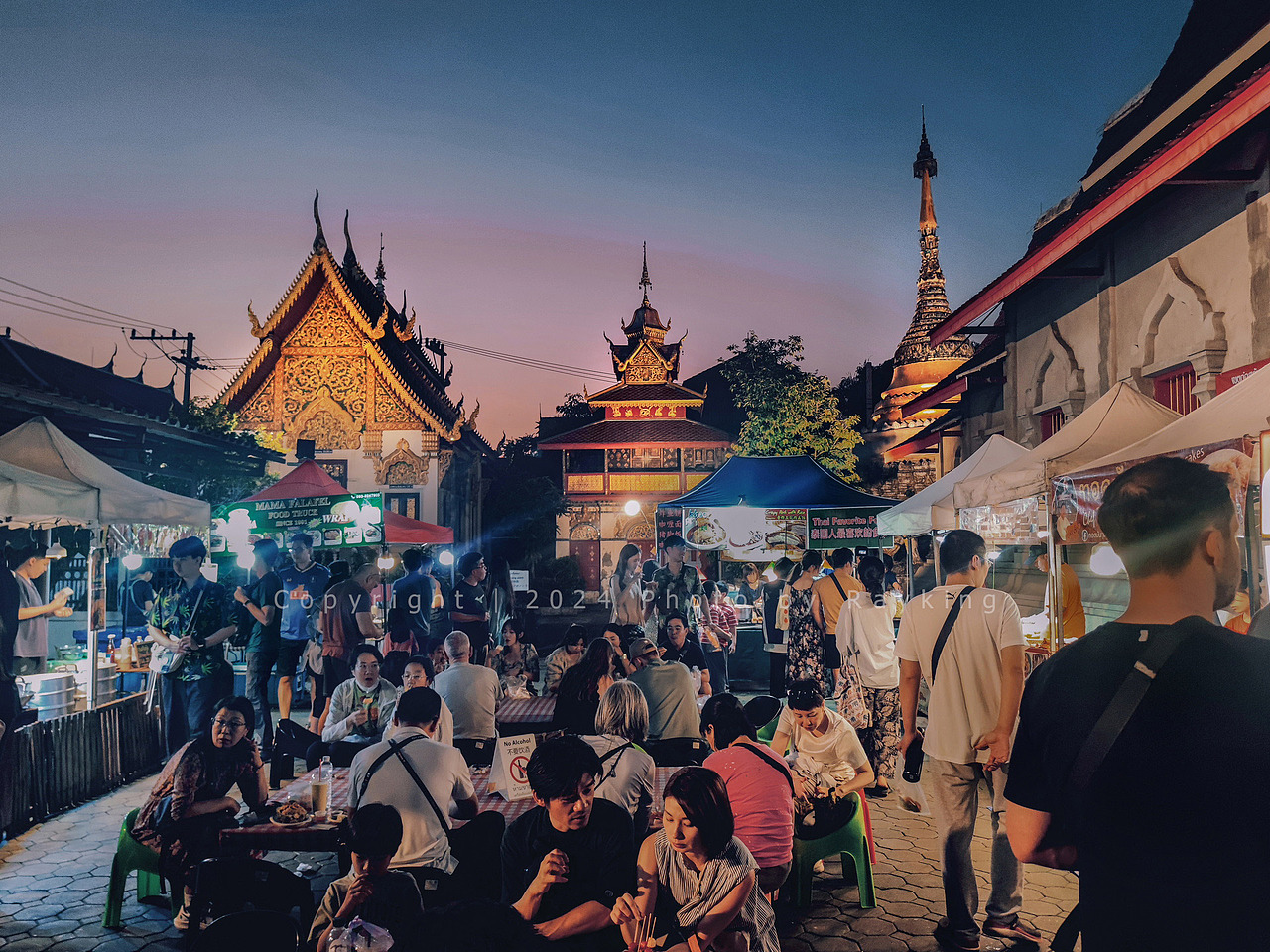 夜幕降临,古城寺院内成为周日夜市的美食广场