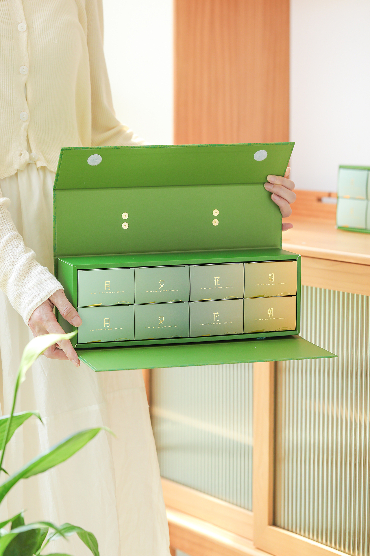 “中秋月饼 蛋黄酥礼盒~”（图ZMzA2MTA2Mzgw） - 产品摄影 - 站酷设计师跟着冬青树原创素材 - 站酷ZCOOL