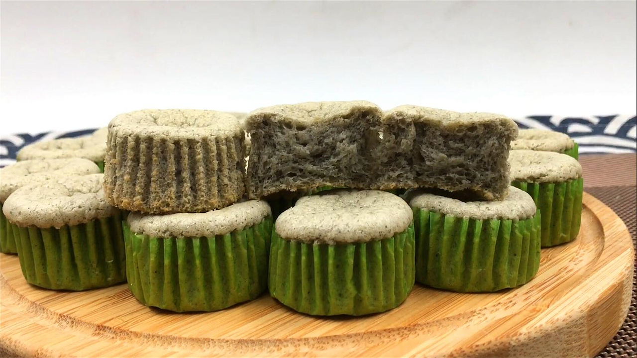 黑芝麻糊迷你蛋糕,细腻与香交融,散发着诱人的香气。