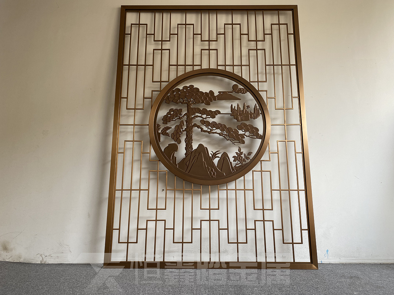 拉丝玫瑰金中式格栅 迎客松金属隔断 浮雕松树屏风（图ZMzI5Nzk0MzI4） - 工艺品设计 - 站酷设计师询价13902899804原创素材 - 站酷ZCOOL