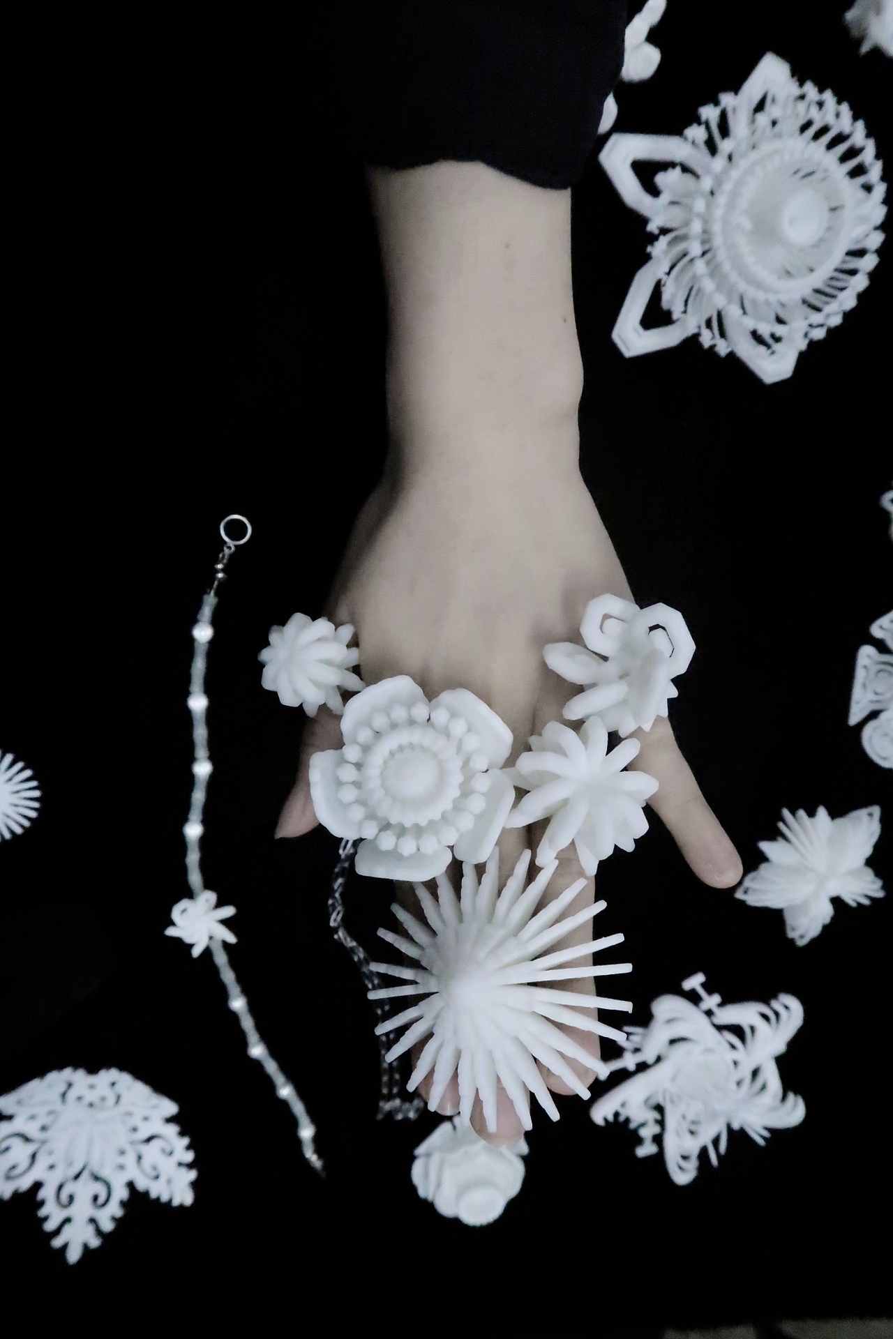 虚拟生境数字花园3.0-彝族刺绣纹样非遗再生（图ZMzQwMzEzODQw） - 人物/生物 - 站酷设计师汀一白YANA原创素材 - 站酷ZCOOL