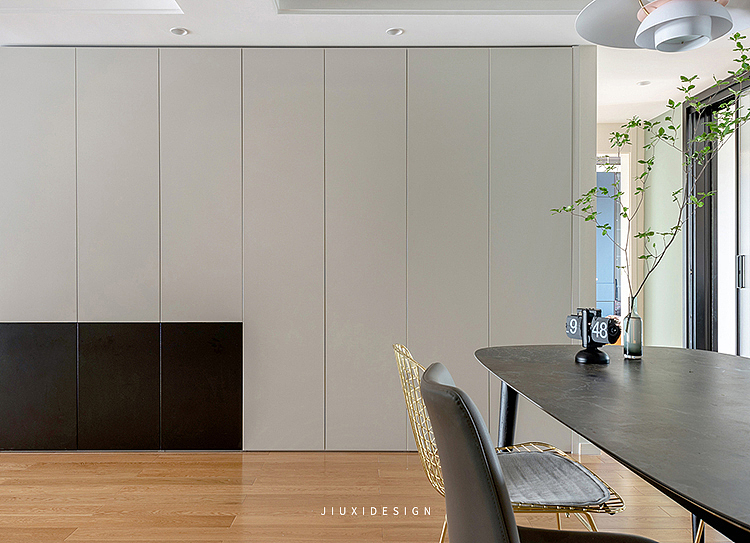 玄关柜用两种不同的配色,搭配穿插在一起,让整体又略有变化。柜门从顶到地做满一扇,更显简洁与优雅。