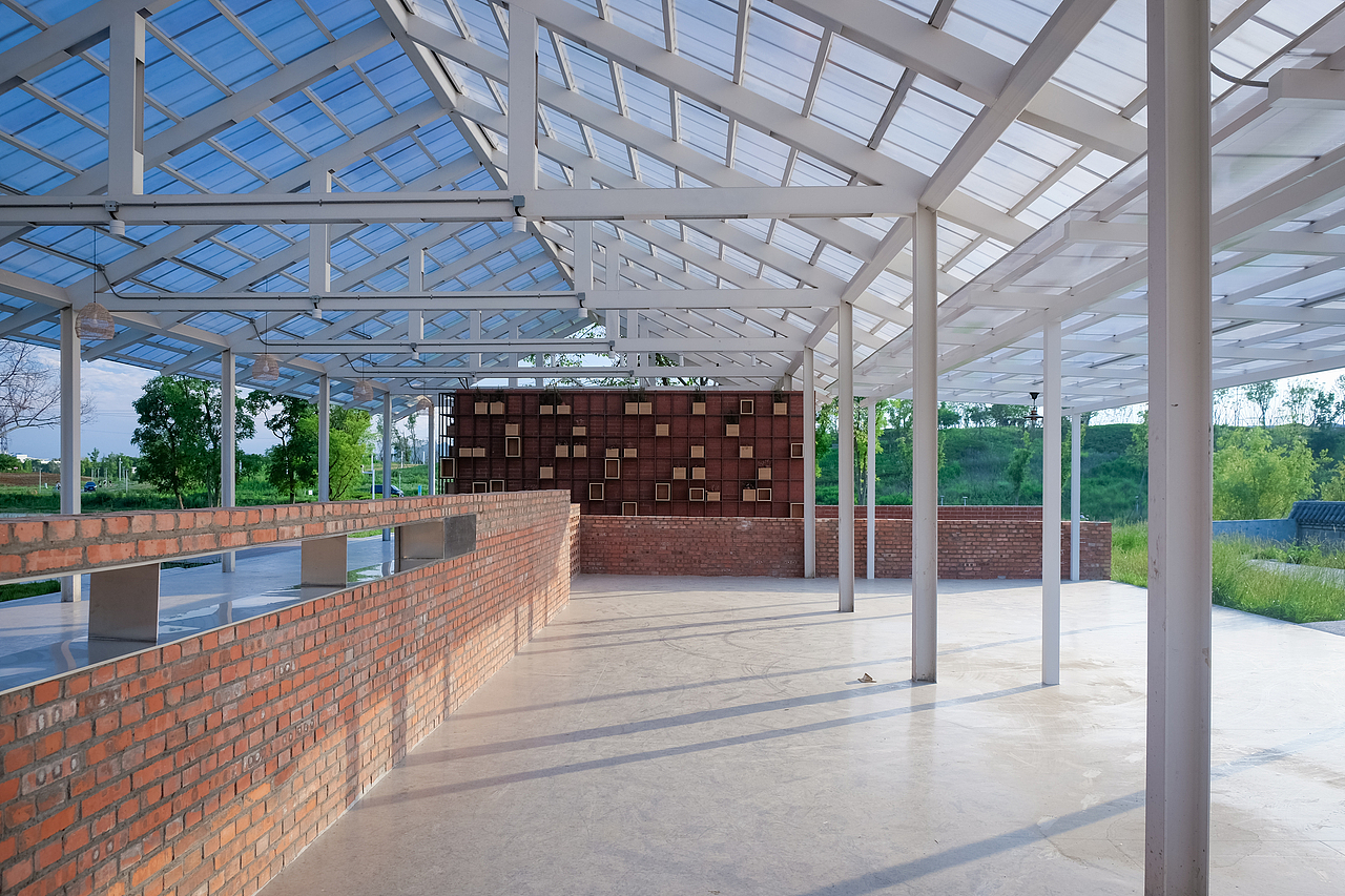 聚碳酸酯板营造出朦胧的视觉效果© 小隐建筑