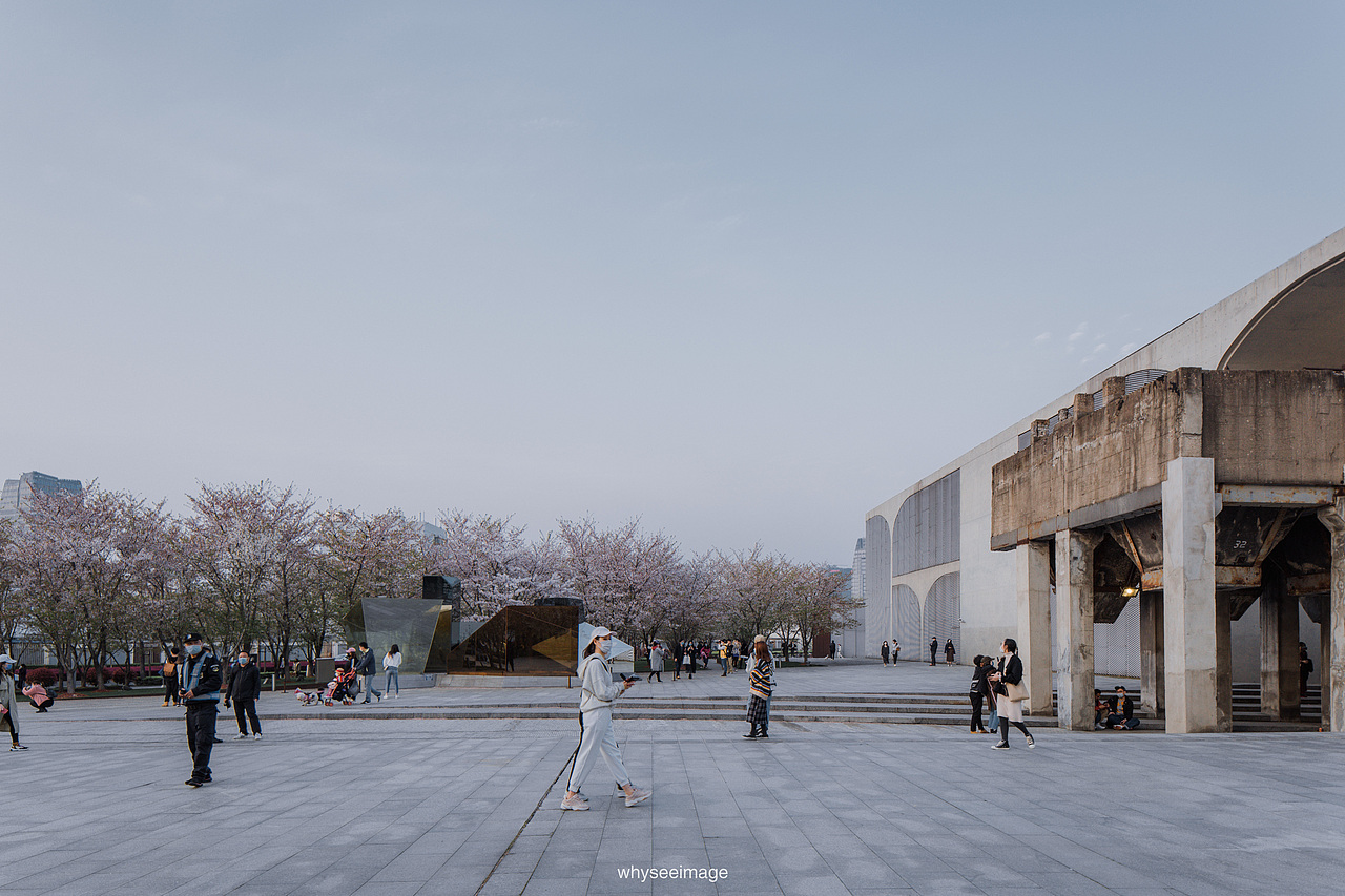 一片樱花在龙美旁落下 | 魔都建筑奇谭记（图ZMzAwODA2NjYw） - 环境/建筑摄影 - 站酷设计师whyseeimage原创素材 - 站酷ZCOOL