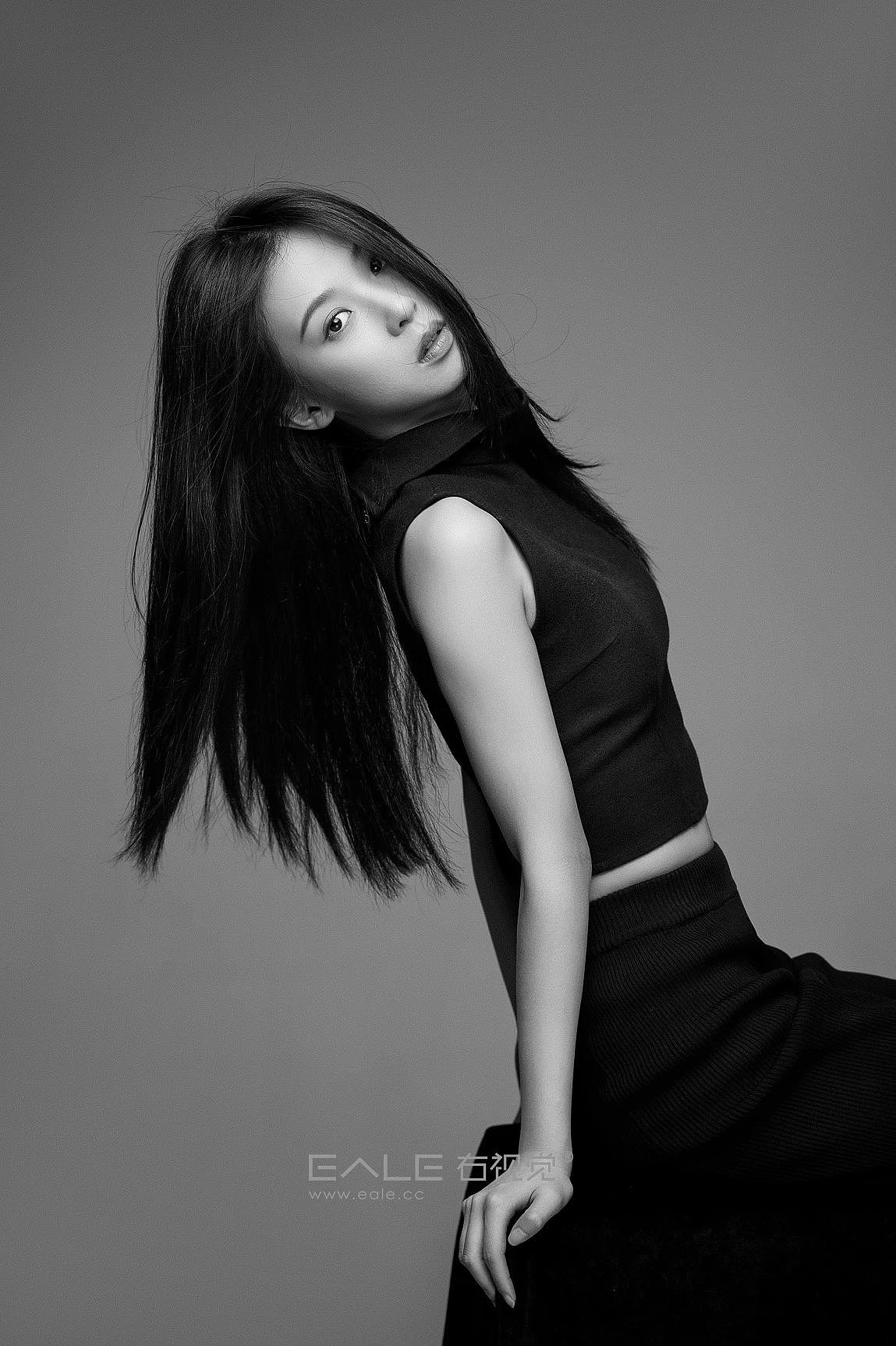 黑白人像 她