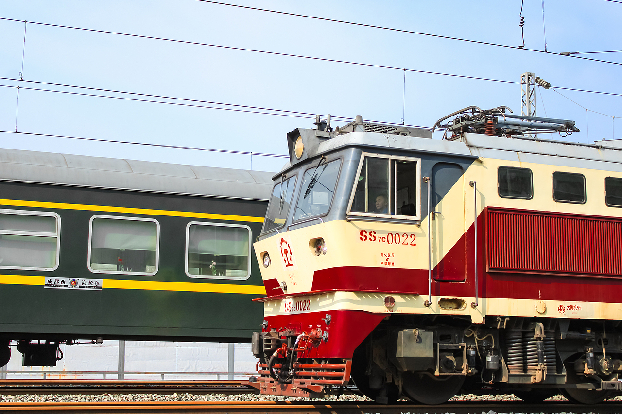 列车K997次由海拉尔开往成都西的绿皮火车,经成灌联络线去安靖方向。本务使用西局西段韶山7D型电力机车,车号为51号。
列车0K191次由成都客机所开往成都西担当当日K194的绿皮火车,经成安单线去安靖方向,本务使用成局成段韶山7C型电力机车,车号为22号。<br>因当日K997在达成线造成晚点的情况,驶入成灌联络线以后和0K191在安天线和成灌线并线处同向并线行驶。