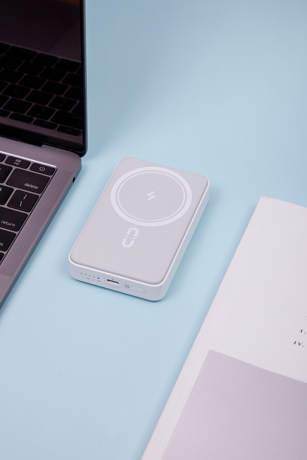 罗马仕 WSC-10 小巧迷你便携 无线磁吸充电宝（图ZMzQwNDExMjg0） - 产品摄影 - 站酷设计师一森giegie原创素材 - 站酷ZCOOL