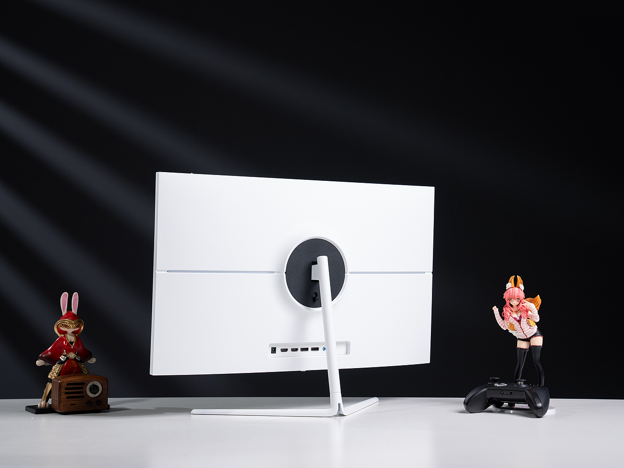 纯白色电竞显示器