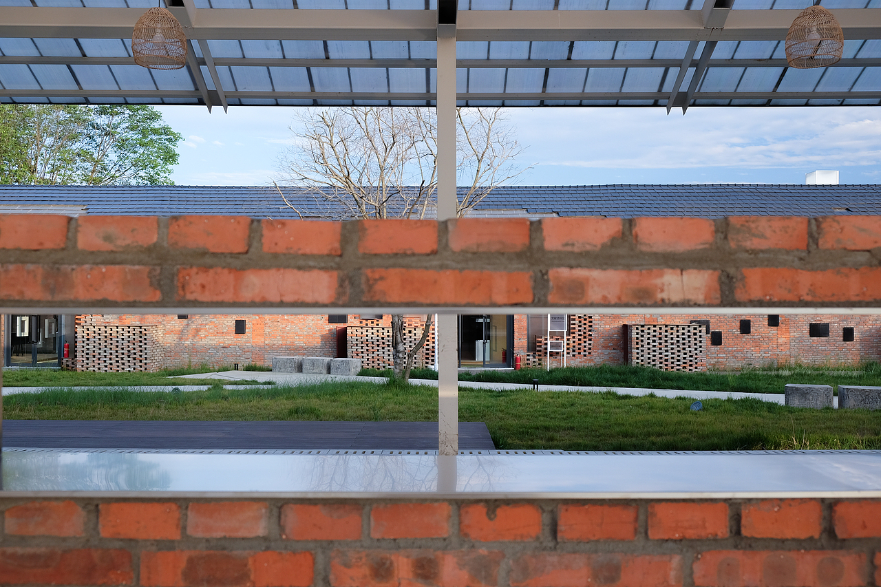 材料与构造形成虚实对比空间© 小隐建筑