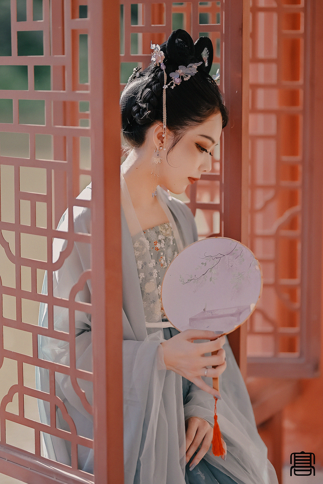 风习袅袅,盈水展千华,飞檐亭角清铃响