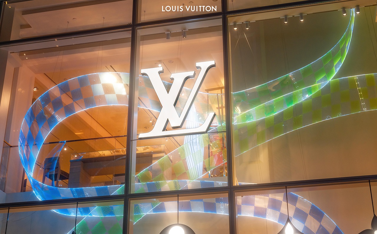 成都LouisVuitton纸飞机装置设计（图ZMzEzMTczNTEy） - 环境/建筑摄影 - 站酷设计师zihuatanejo1997原创素材 - 站酷ZCOOL