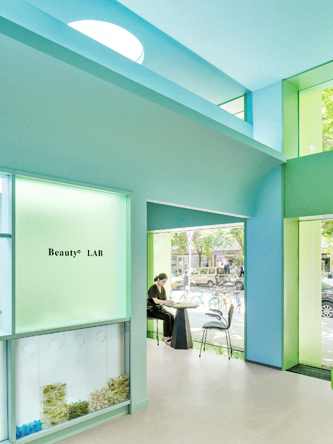 01 序
Intro<br><br>“用数据见证理想肌” - Beauty π 云朵白主张柔软、深效、有机、透明、极简的疗肤理念。<br><br>为品牌树立过目不忘的识别度,和谐的融入社区;并将“有机自然”与“科学专业” 这两个概念在视觉上达到平衡是设计需要面对的挑战。