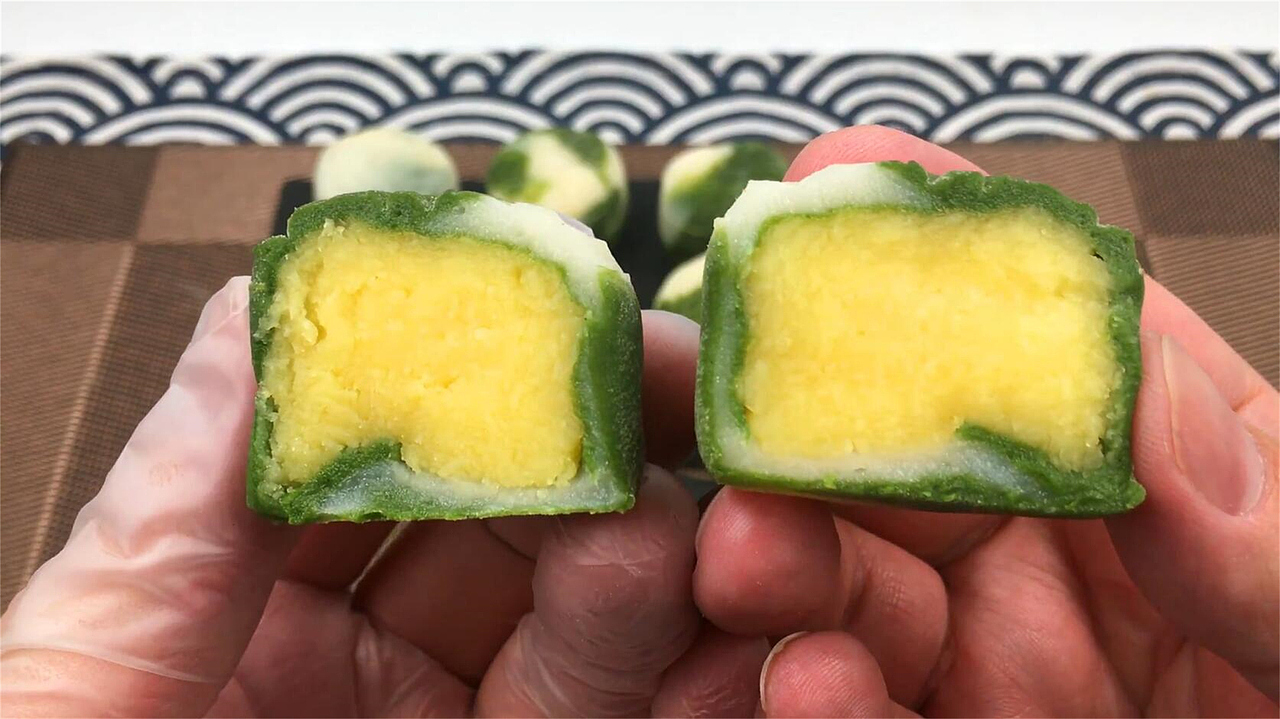 抹茶奶黄冰皮月饼,独特抹茶香气和奶黄甜美味道。