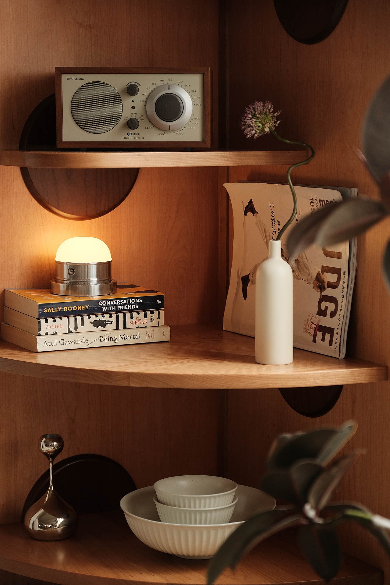 圆弧形台面置物,充分利用空间。打破单调,防止磕碰