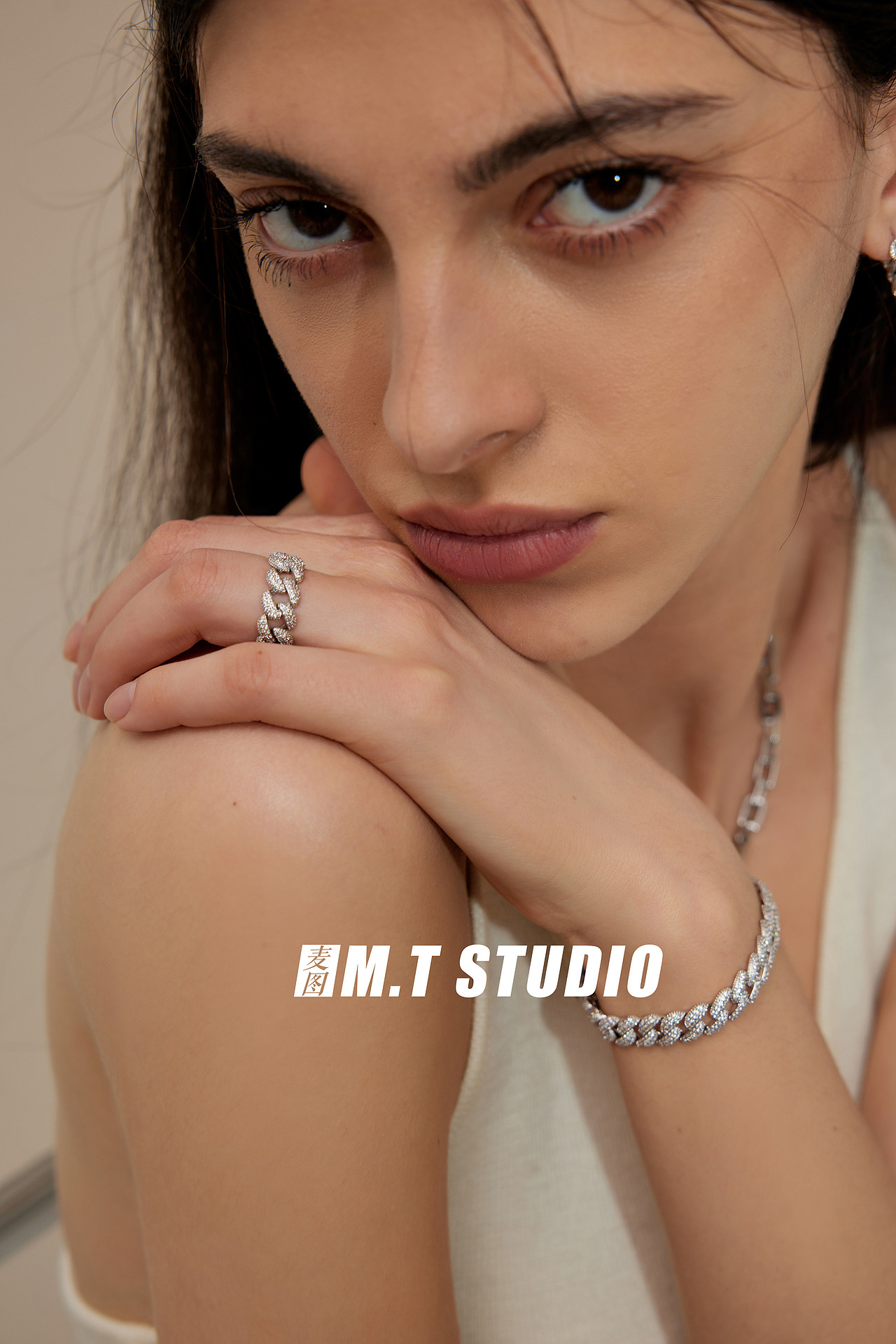 #珠宝首饰外模饰品拍摄高级感轻奢耳钉项链女模小麦色