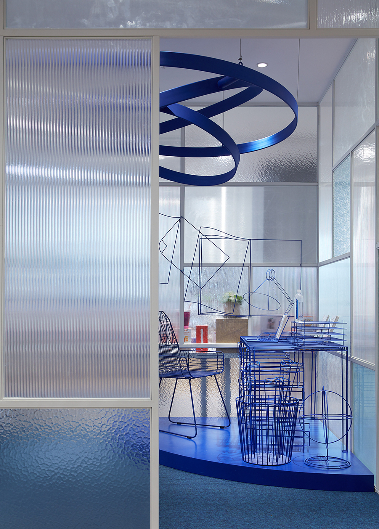 三层及四层入口处的橱窗分别围绕阅读相关主题进行设计,三楼橱窗以“城市阅读生活”为主题