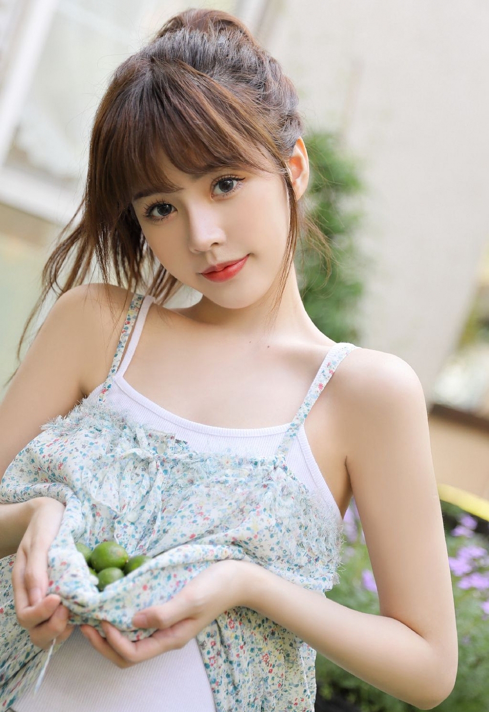 吊带萝莉齐刘海高马尾