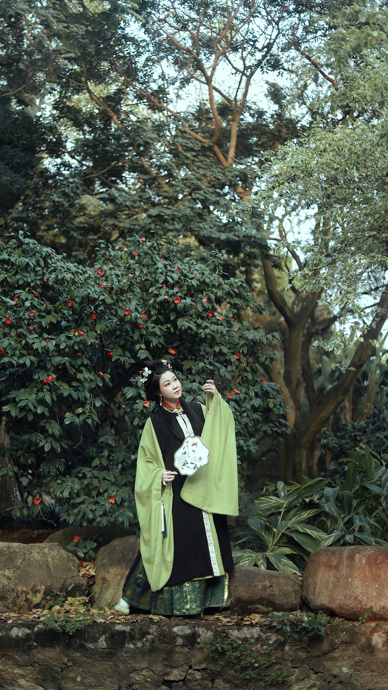 茶花相对谁人栽?空山无人我独赏。