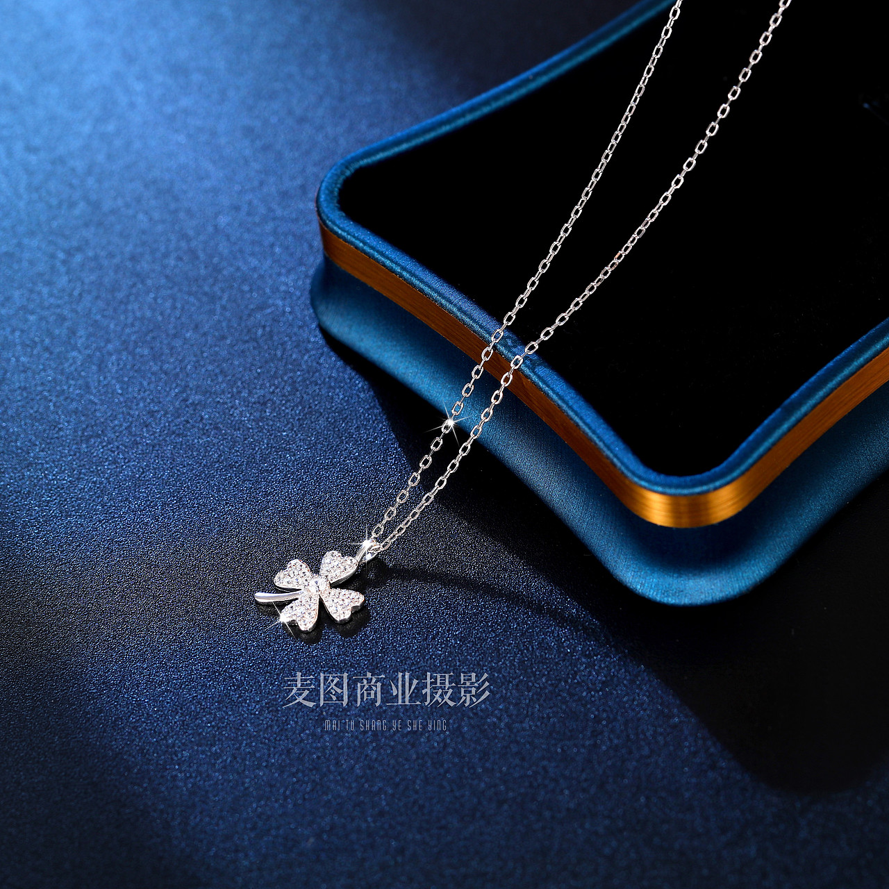 产品摄影，蓝底珠宝饰品场景图拍摄效果展示（图ZMzI0NTczNzY0） - 产品摄影 - 站酷设计师义乌麦图摄影官网原创素材 - 站酷ZCOOL