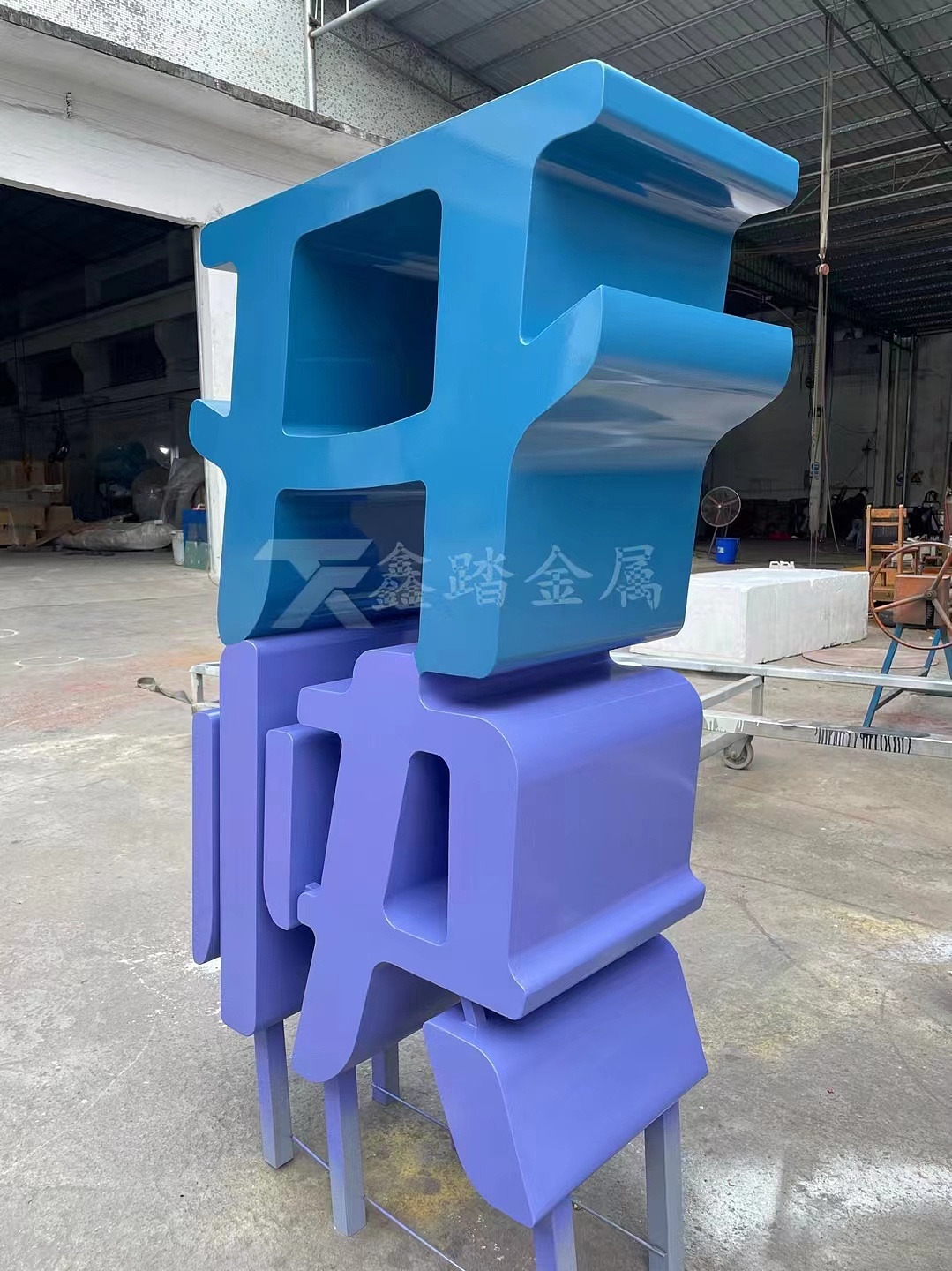 内外场合随处可见的不锈钢精工字体金属质感极强