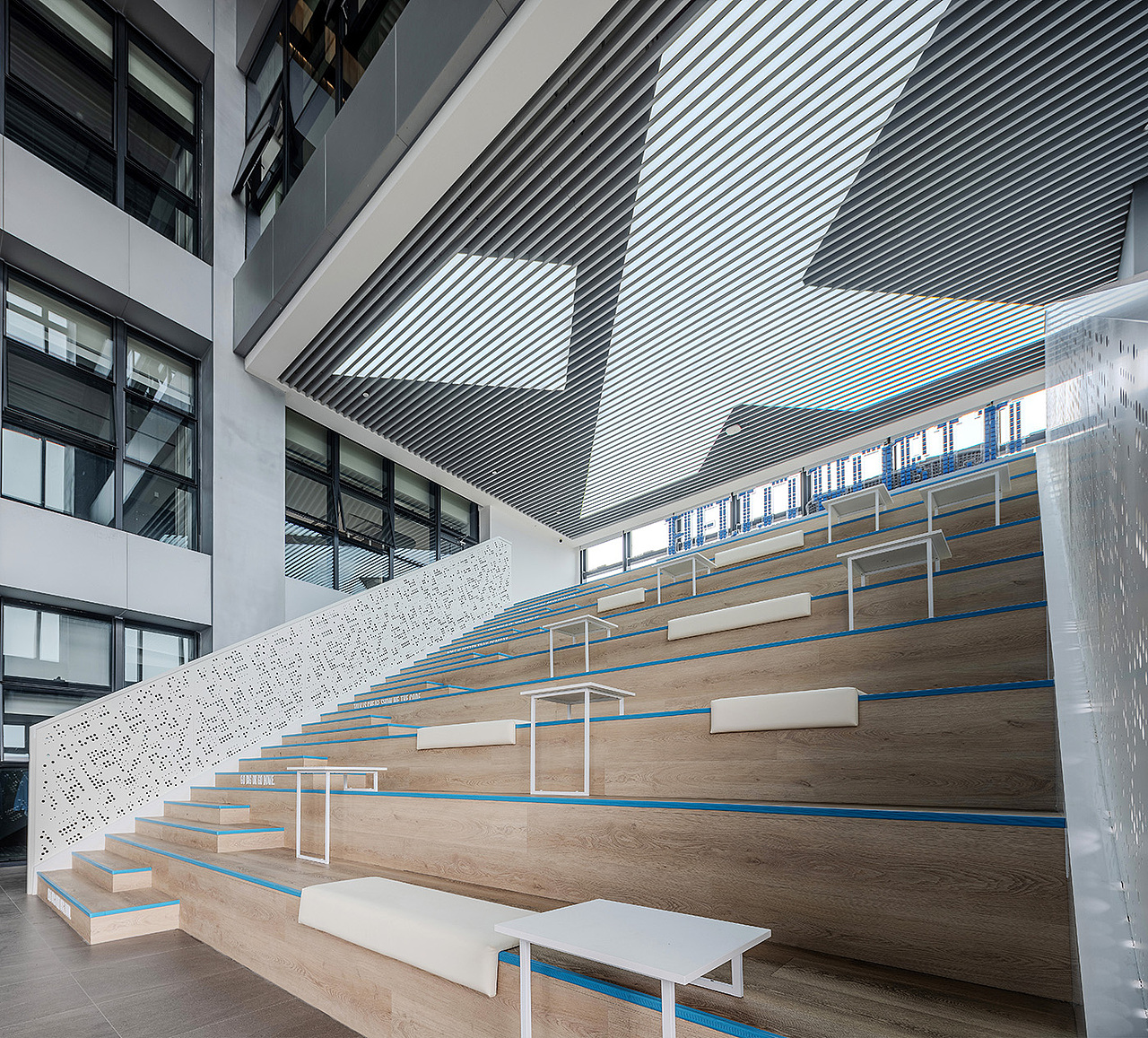 深圳迅雷(办公空间环境设计)落地实景图对比