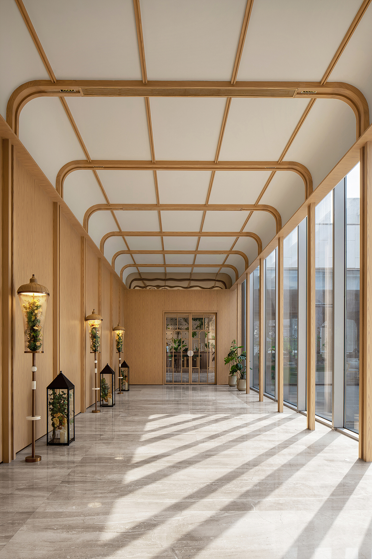 杏花雨沾衣,柳风微寒。丁香一样的水仙子,走过小巷,轻叩门扉,来探寻煌煌岁月里的繁华背影。