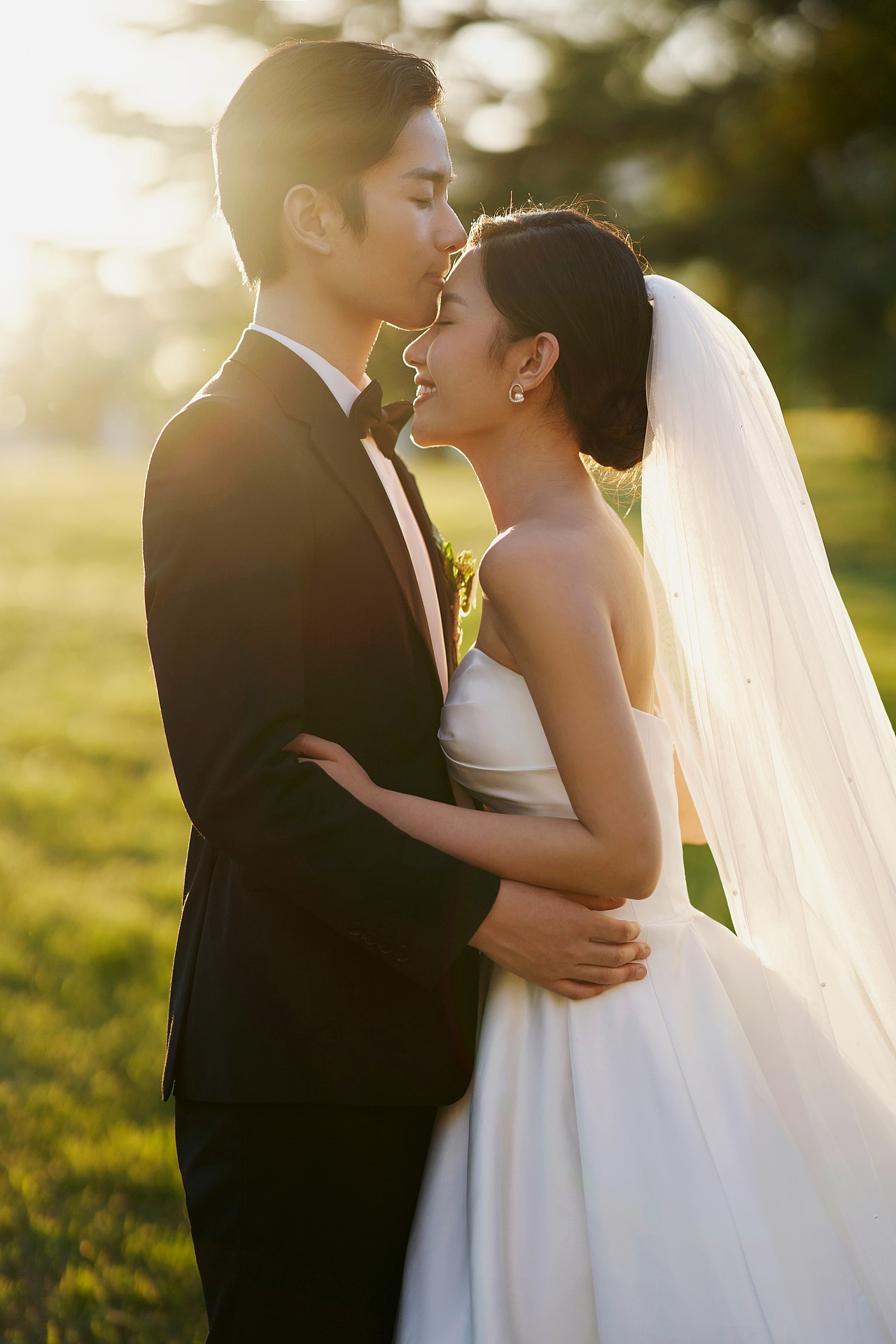 千万不要拍夕阳森系草坪婚纱照，因为太好看啦~（图ZMzIzMDQ1NDQ0） - 婚礼摄影 - 站酷设计师遇见YUJIAN原创素材 - 站酷ZCOOL